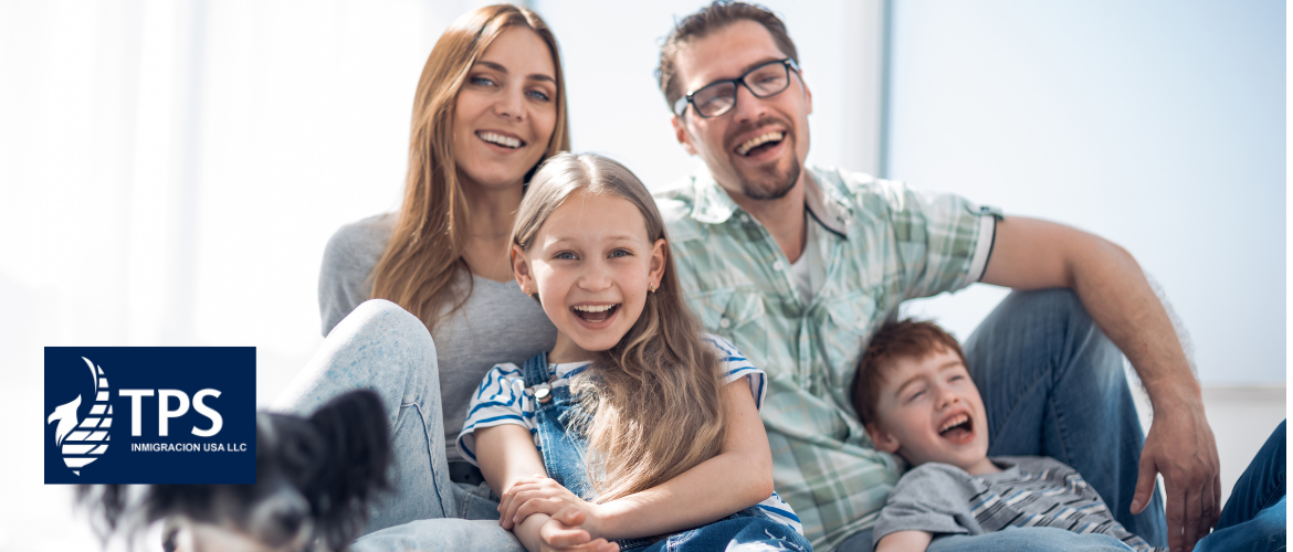 Familia reunida celebrando la aprobación de su petición familiar