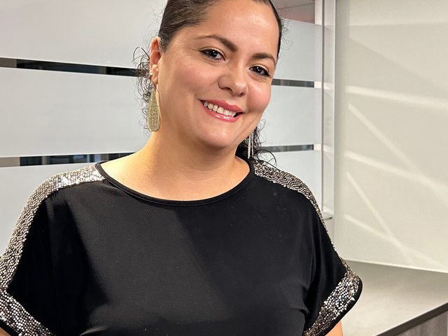 Yamiled atendiendo en la oficina de Inmigración USA TPS en Sarasota