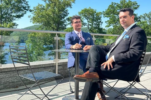 Juan y Kevin, del equipo de Inmigración USA TPS, revisando un trámite