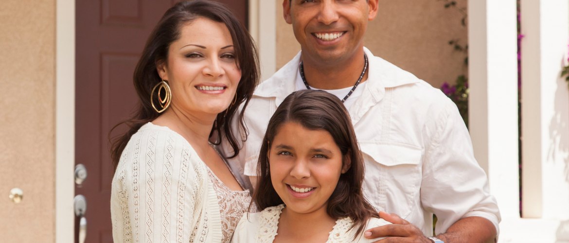 Familia reunida celebrando la aprobación de su petición familiar