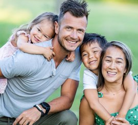 Familia sonriente tras completar su trámite migratorio