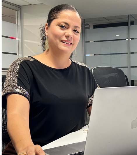 Yamiled preparando formularios migratorios en la oficina de Sarasota