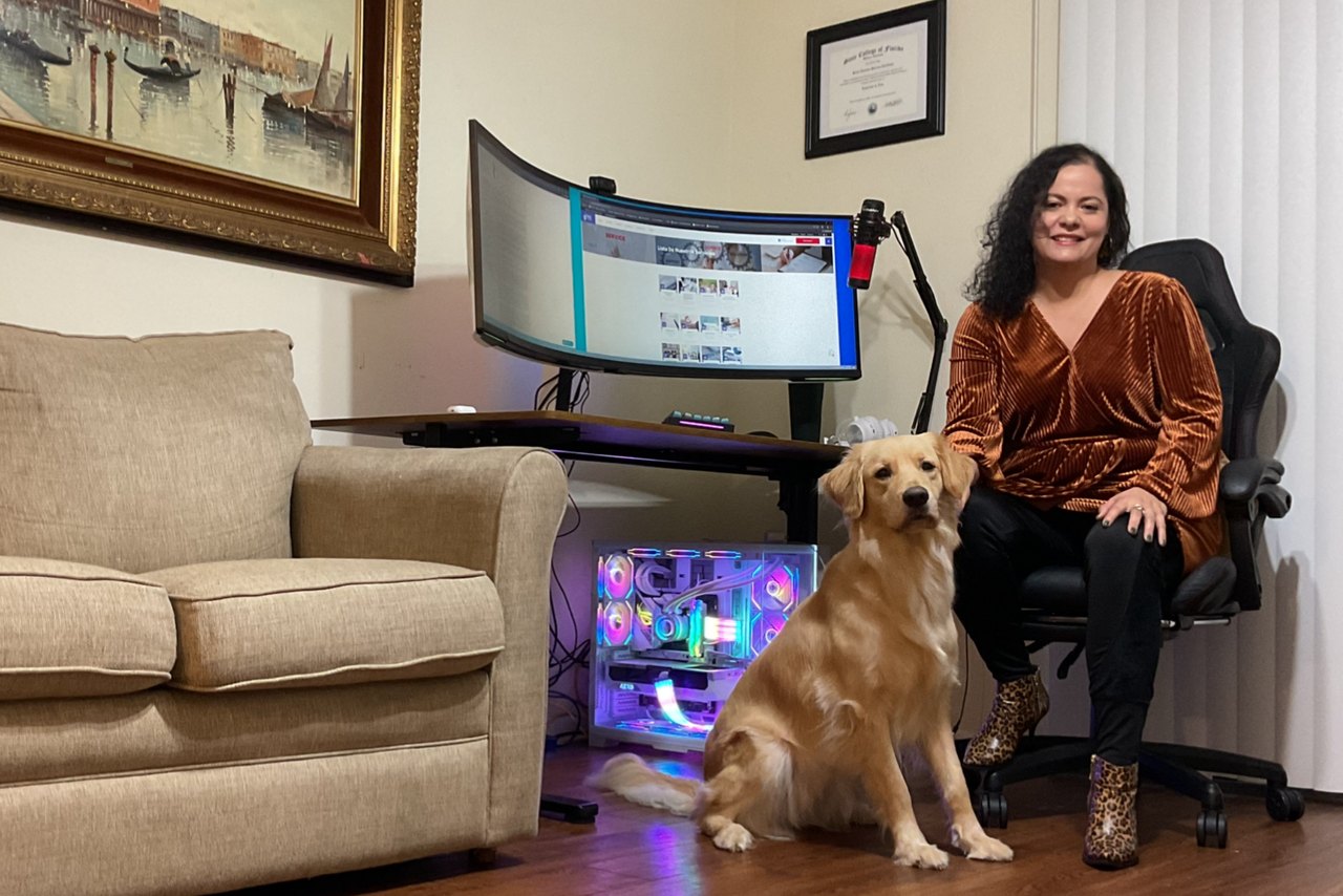 Yamiled en su puesto de trabajo, acompañada de su perrita
