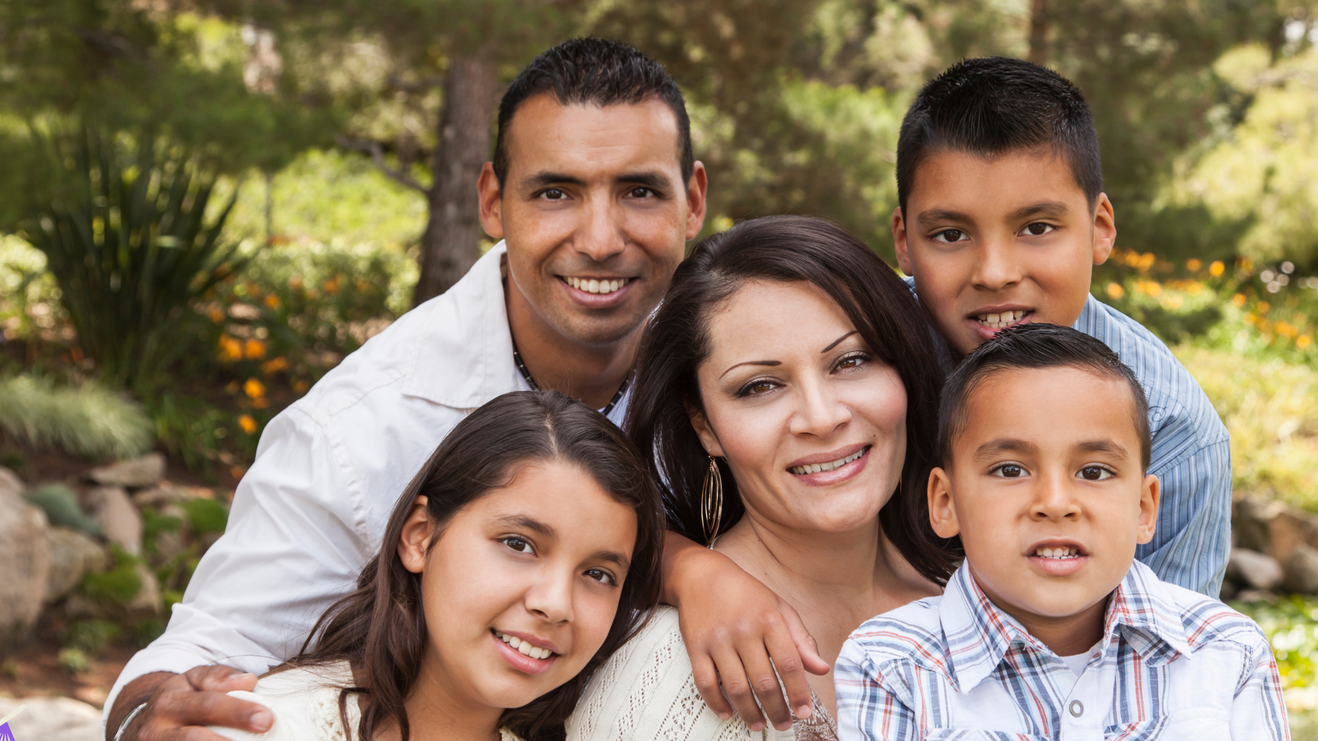 Familia inmigrante feliz disfrutando de un día juntos